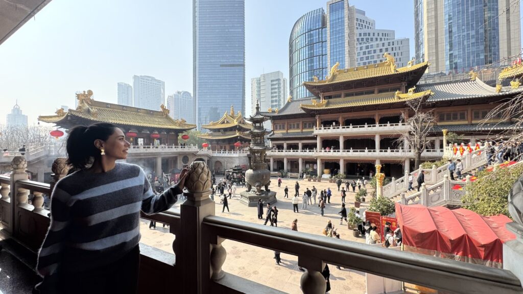 Mulher observando o templo Jing an, em Xangai, China